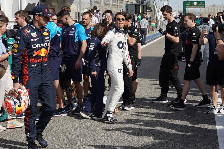 Die Bestzeiten der Formel-1-Testfahrten in Bahrain - Die Formel 1 hat drei Tage lang in Bahrain getestet, bevor nächste Woche an gleicher Stelle das erste Rennen der neuen Saison ansteht. Red Bull hat seine Favoritenrolle unterstrichen. Alle Bestzeiten und die absolvierten Runden in der Übersicht: Die Bestzeiten der Formel-1-Testfahrten in Bahrain - Die Formel 1 hat drei Tage lang in Bahrain getestet, bevor nächste Woche an gleicher Stelle das erste Rennen der neuen Saison ansteht. Red Bull hat seine Favoritenrolle unterstrichen. Alle Bestzeiten und die absolvierten Runden in der Übersicht: