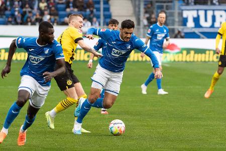 TSG Hoffenheim vs. BVB: Noten und Einzelkritik - Borussia Dortmund springt zumindest über Nacht an die Spitze der Fußball-Bundesliga. Der BVB zitterte sich in einem intensiven Spiel bei der TSG Hoffenheim zu einem 1:0-Sieg. Während die Schwarz-Gelben den ersten Durchgang dominierten, rollte nach der Pause eine blaue Angriffswelle nach der anderen auf Keeper Kobel zu. Alle Akteure in der Einzelkritik: TSG Hoffenheim vs. BVB: Noten und Einzelkritik - Borussia Dortmund springt zumindest über Nacht an die Spitze der Fußball-Bundesliga. Der BVB zitterte sich in einem intensiven Spiel bei der TSG Hoffenheim zu einem 1:0-Sieg. Während die Schwarz-Gelben den ersten Durchgang dominierten, rollte nach der Pause eine blaue Angriffswelle nach der anderen auf Keeper Kobel zu. Alle Akteure in der Einzelkritik: