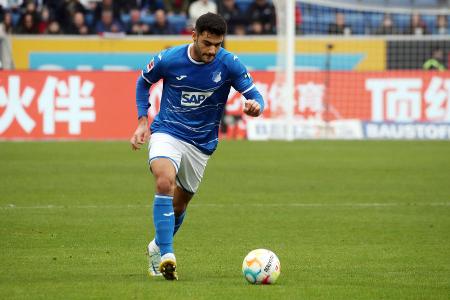 ABWEHR: Ozan Kabak (bis 30.) - Note 3,0 - Verteidigte mutig nach vorne und eroberte die Bälle mitunter sehr hoch in der BVB-Hälfte. Klärte Reus' Schuss entscheidend mit dem Kopf (9.) und hatte selbst eine gute Kopfballchance (15.). Verletzte sich bei einer Grätsche am Sprunggelenk und musste früh runter.