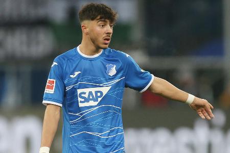 Umut Tohumcu (bis 65.) - Note 4,5 - Fiel durch viele tiefe Läufe auf der rechten Seite auf. Schaffte es auf dieser Position allerdings selten an den Dortmunder Verteidigern vorbei. Der BVB hatte häufig viel Platz im Zentrum, unter anderem weil Tohumcu die Räume offen ließ.