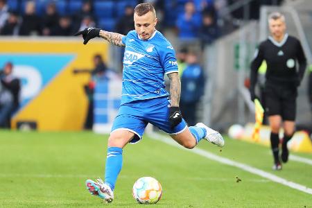 Angelino - Note 4,0 - Hatte besonders in der Anfangsphase viel Raum zum Flanken, fand im Strafraum aber nie seine Mitspieler. Defensiv wackelig, ließ Akpoguma oftmals alleine. Rückte beim vermeintlichen 2:0 durch Wolf zu spät aus der Kette.