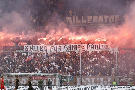 Pyrotechnik: Verspäteter Wiederanpfiff auf St. Pauli Pyrotechnik: Verspäteter Wiederanpfiff auf St. Pauli