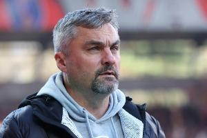Schalke-Trainer Reis will "kühlen Kopf bewahren"