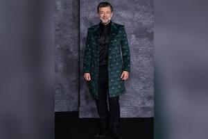 Erneut ein Red-Carpet-Hingucker: Andy Serkis im grünen Samtmantel