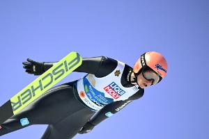 Skispringen: Geiger zur Halbzeit Fünfter - Kobayashi führt