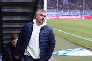 Schalke gibt Rote Laterne an Bochum ab