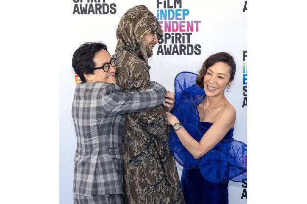 Sie hatten am Wochenende gut lachen, denn ihr Film 'Everything Everywhere At At Once' triumphierte bei den Film Independent Spirit Awards 2023 in allen nominierten Kategorien: Hauptdarstellerin Michel ... Sie hatten am Wochenende gut lachen, denn ihr Film 'Everything Everywhere At At Once' triumphierte bei den Film Independent Spirit Awards 2023 in allen nominierten Kategorien: Hauptdarstellerin Michel ...