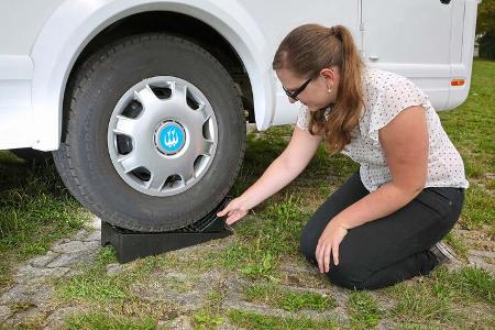 Gerät das Fahrzeug beim Einsetzen des Keils ins Rollen, kommen die Finger schnell unter die Reifen.