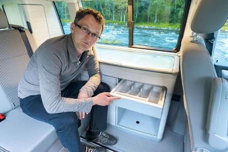 Küchenschublade hinter der Tür mit Soft-Stop-Beschläge.