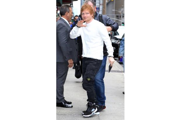 Ed Sheeran ist ein echter Workoholic, doch lange Zeit kamen zur Arbeitssucht auch Alkohol und Drogen hinzu. Die Arbeit war dem Sänger jedoch wichtiger, und er merkte, dass sie ihm mit seinen Lastern i ...