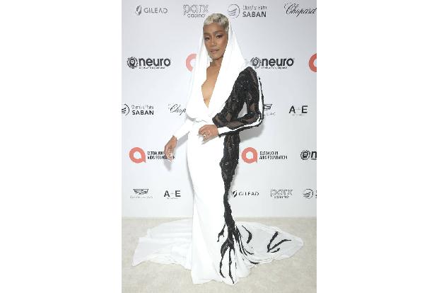 Schauspielerin und Comedienne Tiffany Haddish hatte sich für zeitlose Eleganz in einem Kapuzenkleid von Tony Ward entschieden.