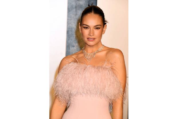 Lily James kann von Versace gar nicht genug bekommen. Letzte Woche war sie auf einer Fashion-Show des Modehauses, am Wochenende trug sie ein eigens für sie hergestelltes Kleid, das dezenten Glamour verbreitete.