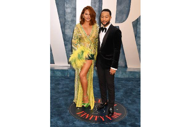 Vor zwei Monaten wurde Chrissy Teigen zum dritten Mal Mutter, aber diesen Event konnten sie und Ehemann John Legend sich natürlich nicht entgehen lassen. Sie trug ein Kleid der libanesischen Designerin Zuhair Murad.