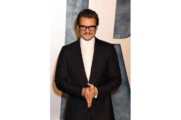 Pedro Pascal blieb da nur ein eleganter schwarzer Anzug.