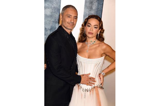 ...und auch Rita Ora hatte ihren Ehemann dabei: Sie und der Regisseur Taika Waititi hatten letztes Jahr geheiratet.
