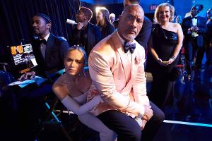 Dwayne Johnson auf Emily Blunts Schoß: Lustige Reunion bei den Oscars