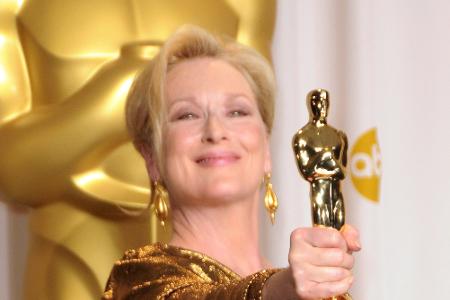 Meryl Streep präsentiert einen ihrer Oscars.