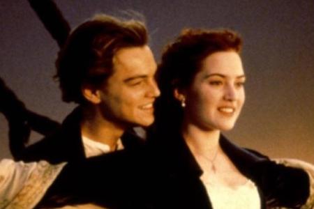 Die Figuren Jack und Rose in einer Szene aus 