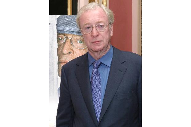 Seinen Künstlernamen entlehnte er später dem Film 'Die Caine war ihr Schicksal', welcher ihn schwer beeindruckt hatte. Michael wuchs in bescheidenen Verhältnissen in London auf.