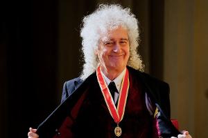 Brian May: Queen-Gitarrist von King Charles zum Ritter geschlagen
