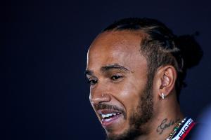 Formel 1: Hamilton darf mit Schmuck fahren