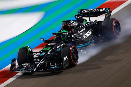 Mercedes - Am meisten Sorgen bereitet Mercedes die fehlende Downforce. Dadurch rutscht das Heck des W14 mehr als das der Konkurrenz. Dadurch können Hamilton und Russell wiederum nicht so früh aufs Gas und sich nicht in eine Angriffsposition bringen. Unschöner Nebeneffekt: Die Rutscherei macht auch die Reifen schneller kaputt.