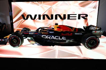 Red Bull - Welche Baustellen gibt es nach einer Doppel-Pole inklusive anschließendem Doppel-Sieg? Richtig: keine einzige. Red Bull kann den nächsten Rennen sorgenfrei entgegenblicken. Der RB19 ist das kompletteste und beste Auto im Feld. Punkt. Einzige kleine Sorge: Die Konkurrenz hat mehr Test- und dementsprechend auch Entwicklungs-Kapazitäten. Die sind aber auch dringend nötig, um die Bullen einzuholen.