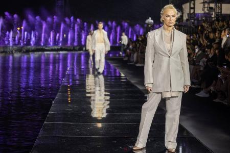 Pamela Anderson eröffnet Modenschau von Hugo Boss Pamela Anderson eröffnet Modenschau von Hugo Boss
