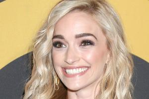 "Ginny & Georgia"-Star Brianne Howey überrascht mit Babybauch-Foto