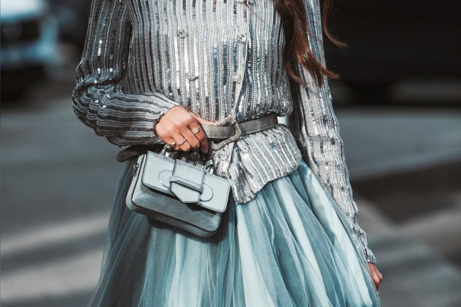 Frühlingstrendfarbe Silber: So trägt man den Look selbstbewusst