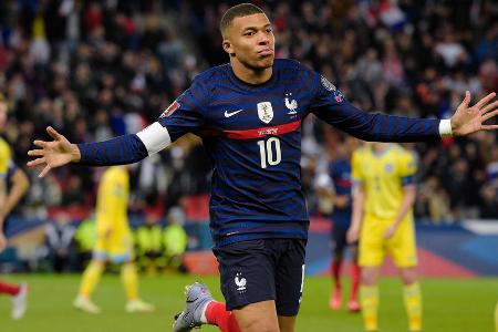 Kylian Mbappé - Bei Ausnahmekönner Kylian Mbappé war es nur eine Frage der Zeit, bis sich auch der Franzose in die Liste der 'L’Équipe' einträgt. Im Spiel der WM-Qualifikation gegen Kasachstan gelingen dem Angreifer beim 8:0 der französischen Auswahl im November 2021 schließlich vier Tore und eine Vorlage. Dafür gibt es die Note 10.