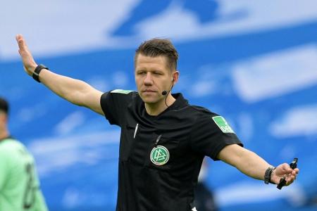 Zweitliga-Derby: Schiri Ittrich muss Spiel unterbrechen Zweitliga-Derby: Schiri Ittrich muss Spiel unterbrechen