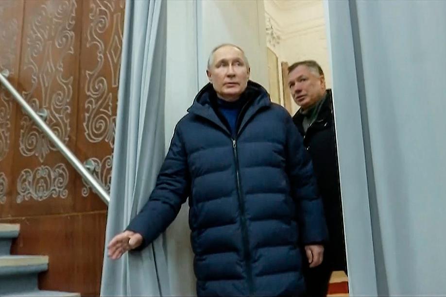 Russlands Präsident Wladimir Putin in Begleitung des stellvertretenden Ministerpräsidenten Marat Khusnullin.