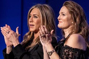 Jennifer Aniston und Drew Barrymore feiern Adam Sandler