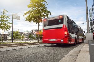 Das müssen Sie beachten, wenn ein Bus mit Warnblinklicht fährt