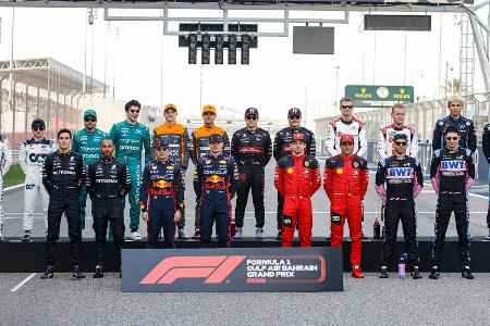 Die Strafpunkte der Formel-1-Stars - Die Formel 1 listet die Sünden der Fahrer in einer Übersicht. Wer innerhalb eines Jahres zwölf Strafpunkte auf dem Konto hat, wird für ein Rennen gesperrt. Ein Trio um WM-Titelanwärter Fernando Alonso muss dabei besonders aufpassen, gleich sieben Fahrer haben sich zuletzt nichts zu Schulden kommen lassen. Die Strafpunkte der Formel-1-Stars - Die Formel 1 listet die Sünden der Fahrer in einer Übersicht. Wer innerhalb eines Jahres zwölf Strafpunkte auf dem Konto hat, wird für ein Rennen gesperrt. Ein Trio um WM-Titelanwärter Fernando Alonso muss dabei besonders aufpassen, gleich sieben Fahrer haben sich zuletzt nichts zu Schulden kommen lassen.