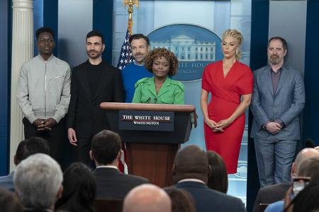 Zur Verstärkung hatte er sich gleich sein halbes Team mitgebracht: Auch Toheeb Jimoh (er spielt Sam Obisanya), Brett Goldstein (alias Roy Kent), Hannah Waddingham (alias Rebecca Welton) und Brendan Hu ...