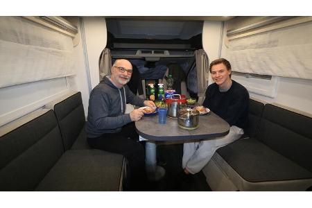 Sitzgruppe, Vater und Sohn, Essen