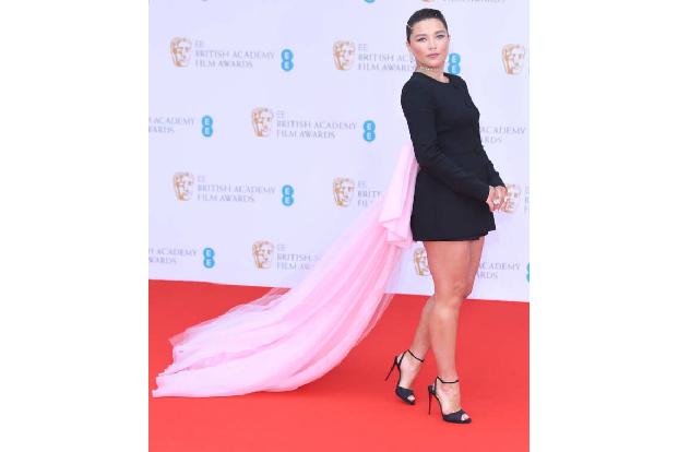 Bei den letztjährigen BAFTAS machte Florence in Caroline Herrera eine tolle Figur, und viele Fans erinnern sich noch immer gern an...