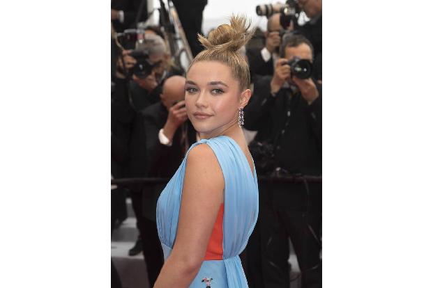 Fans lieben an Florence Pugh ihre leicht unterkühlte Ausstrahlung, die sie hier auf dem Filmfestival von Cannes mit einem Kleid von Schiaparelli unterstreicht.