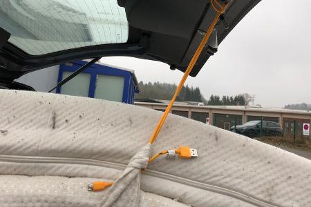 Opel Corsa Überladen Ladungssicherung Ladung Kabel USB