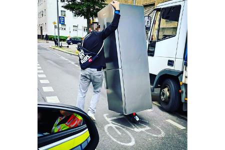 Polizei Berlin: Kühlschrank-Transport mit Elektroroller