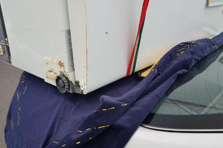 Mit Kühlschrank überladener Toyota Camry