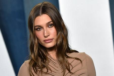 Hailey Bieber hat laut Selena Gomez Morddrohungen erhalten Hailey Bieber hat laut Selena Gomez Morddrohungen erhalten