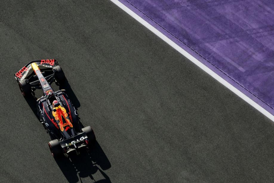 Formel 1: Alonso bleibt Verstappen auf den Fersen