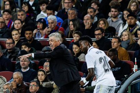 Real Madrid - Carlo Ancelotti könnte die Königlichen im Sommer verlassen. Laut einem Medienbericht aus Spanien gilt Nagelsmann in der spanischen Hauptstadt als Top-Favorit auf die Nachfolge. Er selbst machte in der Vergangenheit keinen Hehl daraus, dass er sich irgendwann ein Engagement bei Real sehr gut vorstellen kann. Im Sommer könnte sich dafür der perfekte Zeitpunkt bieten.