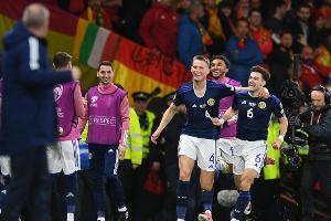 Spanien verliert in Schottland - Georgien trotzt Norwegen