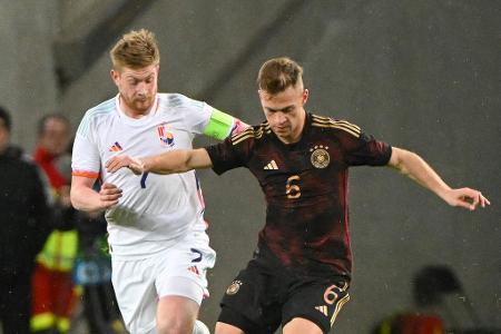 MITTELFELD: Joshua Kimmich - Note: 3,0 - Hatte in den ersten Minuten überhaupt keinen Zugriff im Zentrum und leitete mit seiner technischen Unsauberkeit das 0:2 ein. Fand dafür Stück für Stück seine Linie im Passspiel und riss das Geschehen in der besten deutschen Phase komplett an sich. Wurde für die Leistungssteigerung nicht mehr belohnt.