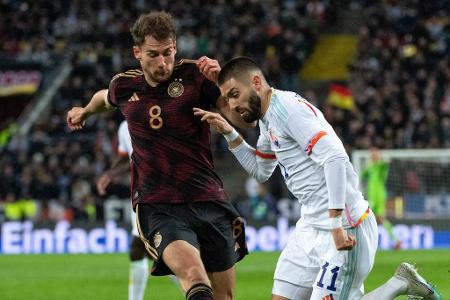 Leon Goretzka (bis 32.) - Note: 4,0 - War in seinen dynamischen Momenten ein Lichtblick im deutschen Spiel und setzte mit mutigen Läufen Akzente im Konterspiel. Gegen den Ball auf der Doppelsechs aber ebenfalls mit Problemen. Musste angeschlagen nach einer halben Stunde vom Feld.