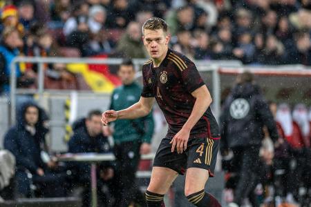 Matthias Ginter (SC Freiburg) - Note 3,5 - In beiden Spielen von Beginn an dabei. Gegen Peru ordentlich, gegen Belgien, gleichzeitig sein 50. Länderspieleinsatz, sehr wackelig. Insgesamt eher kein Bewerbungsschreiben für die Rolle des Abwehrchefs.